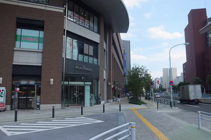 アトラスタワーを通り過ぎ直進