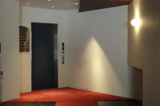 正面にあるエレベーターで２F